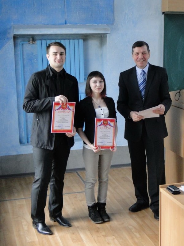 Студенты 523 группы А.А. Залюбовская и В.В. Лагерек получают диплом за лучший доклад