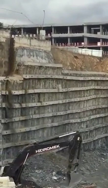 обрушение подпорной стенки в Стамбуле