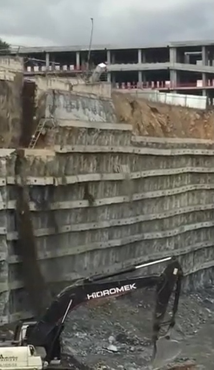 обрушение подпорной стенки в Стамбуле