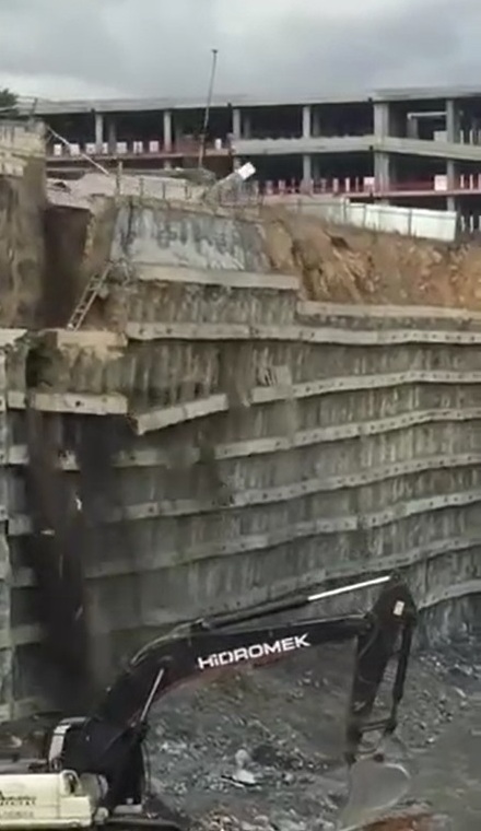обрушение подпорной стенки в Стамбуле
