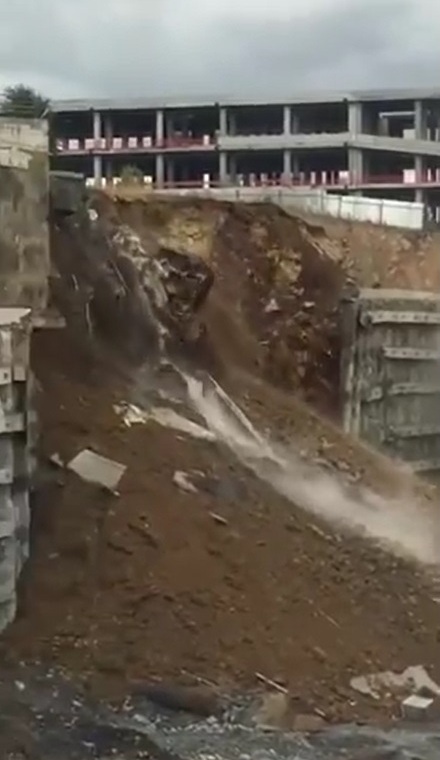 обрушение подпорной стенки в Стамбуле