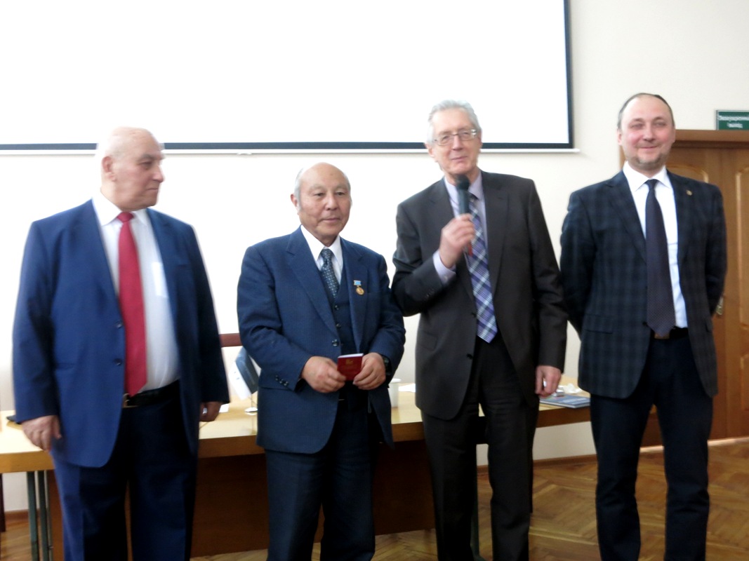 Награждение медалью им. Н.М. Герсеванова. З.Г. Тер-Мартиросян, Йошинори Ивасаки, В.А. Ильичев, А.Б.Пономарев