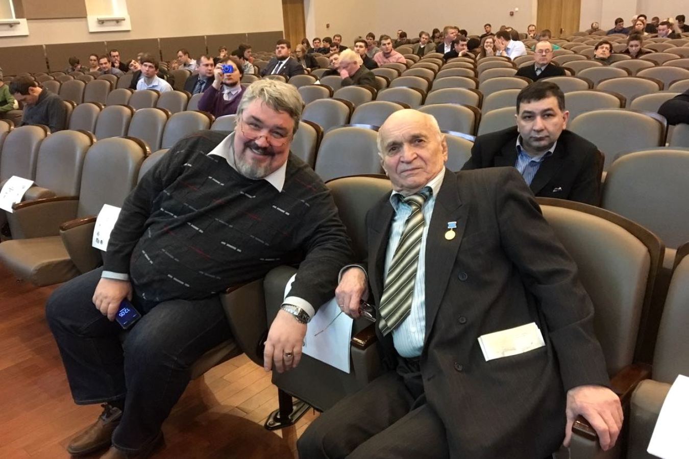 Проф. В.В. Лушников и проф. Л.В. Нуждин.