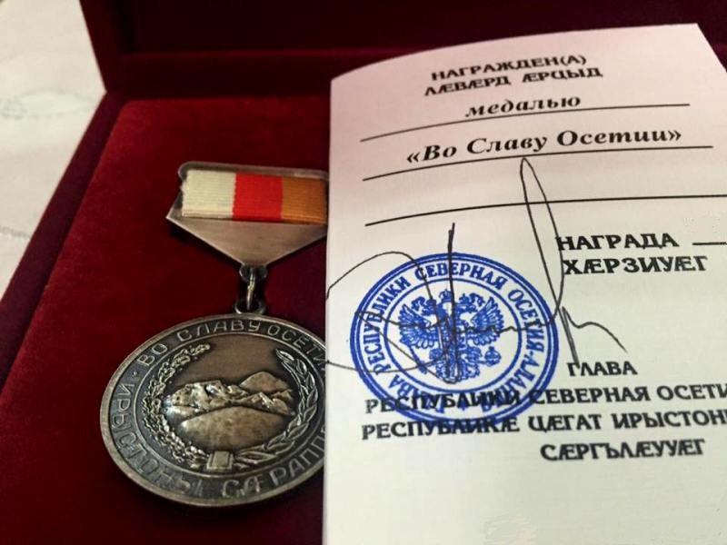 В.З. Битаров вручает В.Б. Заалишвили медаль Во славу Осетии