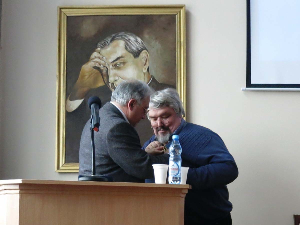 Фахраддин Гасан оглы Габибов вручает Леониду Викторовичу Нуждину орден