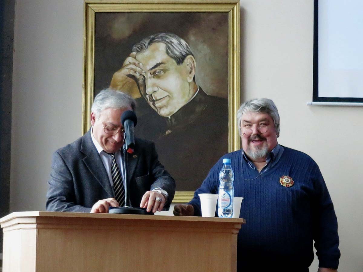 Ф.Г. Габибов вручает Л.В. Нуждину орден