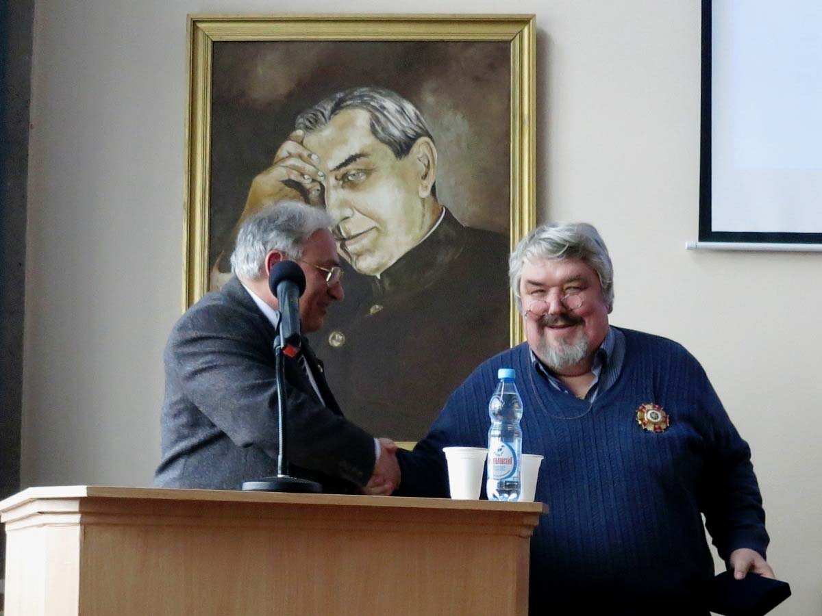 Фахраддин Гасан оглы Габибов вручает Леониду Викторовичу Нуждину орден