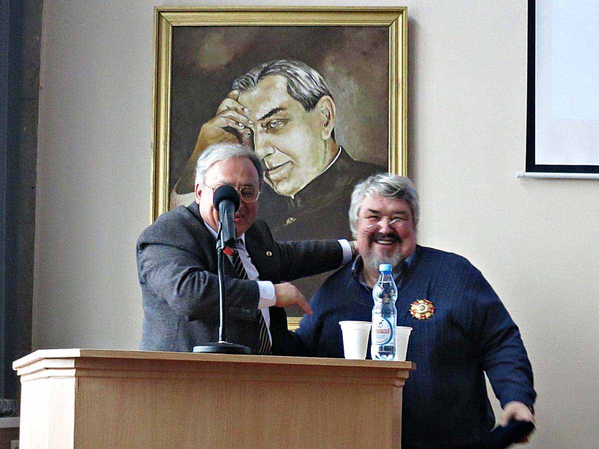 Ф.Г. Габибов вручает Л.В. Нуждину орден