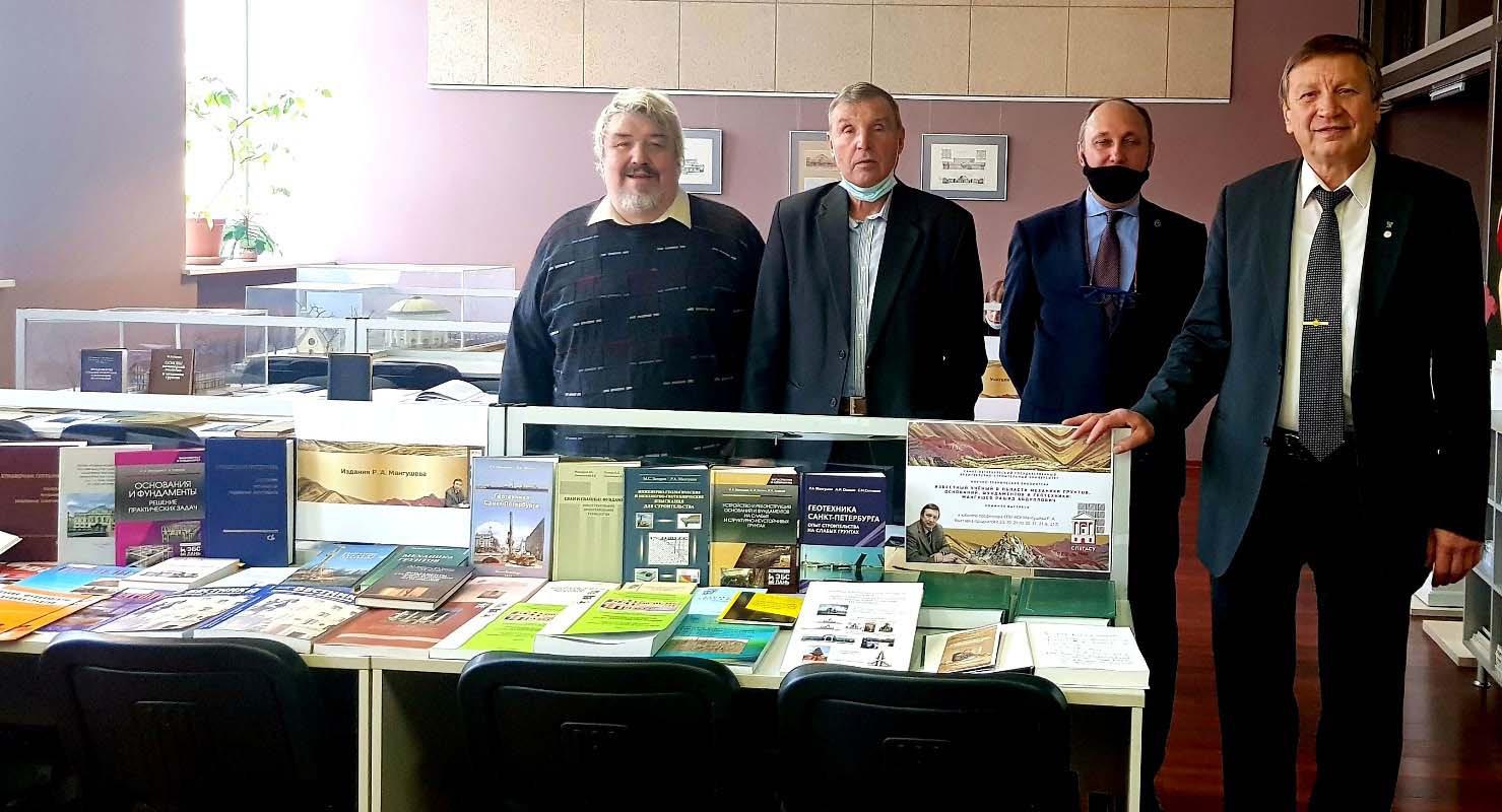20. L.V.Nuzhdin, Ig.Ig.Sakharov, A.B.Ponomarev, R.A.Mangushev.jpg (162 KB)