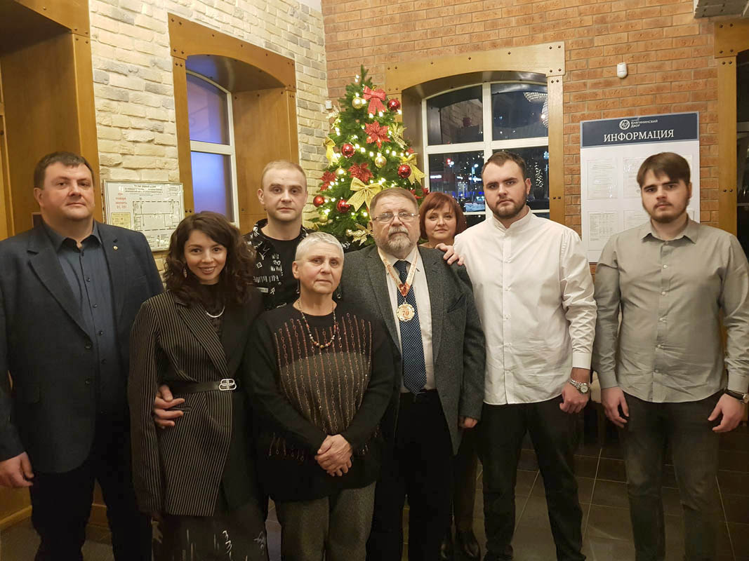 8_Bogomolov_with_his_family.jpg (160 KB)